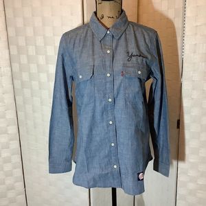 Nwt Levi's blue NY Yankees embroidered MLB blouse size medium